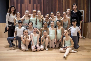 85 alumnos de entre 10 y 16 años de la Escuela de Danza de Navarra ofrecieron este viernes un espectáculo de baile clásico, bolero, flamenco y contemporáneo para cerrar la primera jornada.