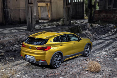 La imagen aguerrida del BMW X1 refuerza su apuesta diferenciadora, como se aprecia en las llantas, la alta línea de cintura y el frontal. Su baja altura diluye su estética SUV. El detalle del logo de la marca en el tercer pilar y el alerón trasero son un guiño juvenil.
