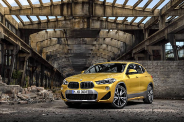La imagen aguerrida del BMW X1 refuerza su apuesta diferenciadora, como se aprecia en las llantas, la alta línea de cintura y el frontal. Su baja altura diluye su estética SUV. El detalle del logo de la marca en el tercer pilar y el alerón trasero son un guiño juvenil.