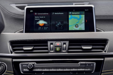 La imagen aguerrida del BMW X1 refuerza su apuesta diferenciadora, como se aprecia en las llantas, la alta línea de cintura y el frontal. Su baja altura diluye su estética SUV. El detalle del logo de la marca en el tercer pilar y el alerón trasero son un guiño juvenil.