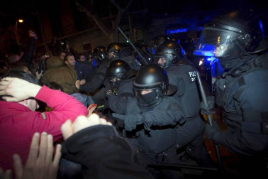 En una concentración convocada por la izquierda independentista, los Mossos han cargado contra los manifestantes