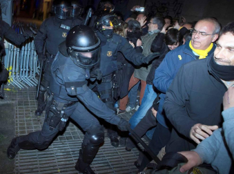 En una concentración convocada por la izquierda independentista, los Mossos han cargado contra los manifestantes