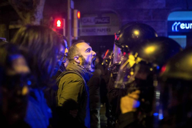 En una concentración convocada por la izquierda independentista, los Mossos han cargado contra los manifestantes