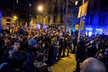 En una concentración convocada por la izquierda independentista, los Mossos han cargado contra los manifestantes
