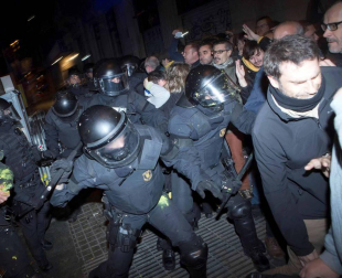 En una concentración convocada por la izquierda independentista, los Mossos han cargado contra los manifestantes