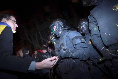 En una concentración convocada por la izquierda independentista, los Mossos han cargado contra los manifestantes