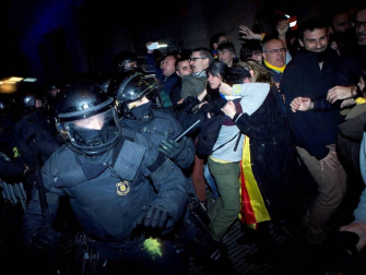 En una concentración convocada por la izquierda independentista, los Mossos han cargado contra los manifestantes