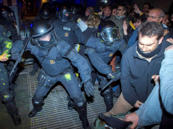 En una concentración convocada por la izquierda independentista, los Mossos han cargado contra los manifestantes