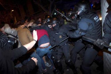 En una concentración convocada por la izquierda independentista, los Mossos han cargado contra los manifestantes
