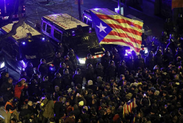 En una concentración convocada por la izquierda independentista, los Mossos han cargado contra los manifestantes