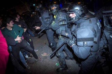 En una concentración convocada por la izquierda independentista, los Mossos han cargado contra los manifestantes