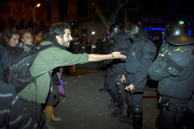 En una concentración convocada por la izquierda independentista, los Mossos han cargado contra los manifestantes