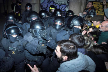 En una concentración convocada por la izquierda independentista, los Mossos han cargado contra los manifestantes
