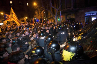 En una concentración convocada por la izquierda independentista, los Mossos han cargado contra los manifestantes