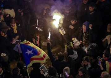 En una concentración convocada por la izquierda independentista, los Mossos han cargado contra los manifestantes