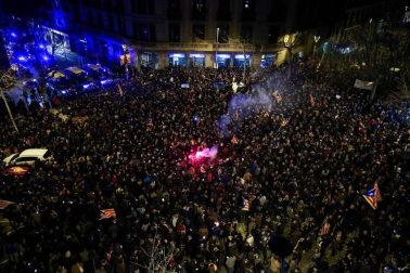 En una concentración convocada por la izquierda independentista, los Mossos han cargado contra los manifestantes