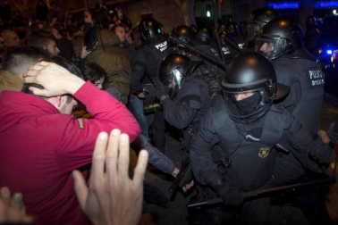 En una concentración convocada por la izquierda independentista, los Mossos han cargado contra los manifestantes