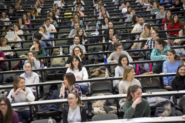 Miles de personas se han dado cita este sábado en la UPNA para realizar la OPE de Enfermería.