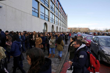 Miles de personas se han dado cita este sábado en la UPNA para realizar la OPE de Enfermería.