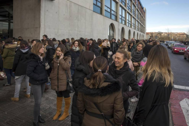 Miles de personas se han dado cita este sábado en la UPNA para realizar la OPE de Enfermería.