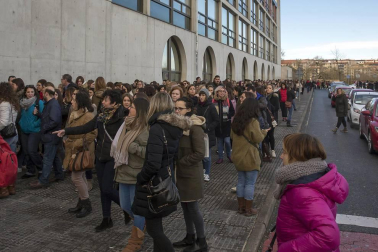 Miles de personas se han dado cita este sábado en la UPNA para realizar la OPE de Enfermería.