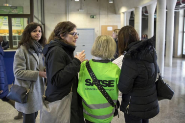 Miles de personas se han dado cita este sábado en la UPNA para realizar la OPE de Enfermería.