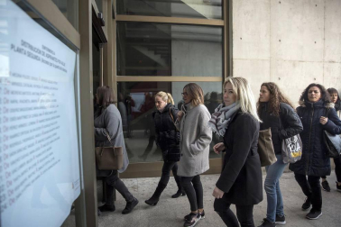 Miles de personas se han dado cita este sábado en la UPNA para realizar la OPE de Enfermería.