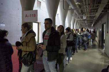 Miles de personas se han dado cita este sábado en la UPNA para realizar la OPE de Enfermería.