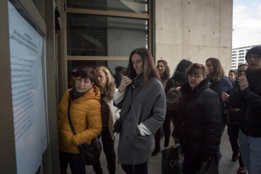 Miles de personas se han dado cita este sábado en la UPNA para realizar la OPE de Enfermería.