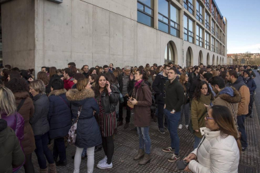 Miles de personas se han dado cita este sábado en la UPNA para realizar la OPE de Enfermería.