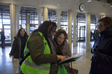 Miles de personas se han dado cita este sábado en la UPNA para realizar la OPE de Enfermería.