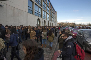 Miles de personas se han dado cita este sábado en la UPNA para realizar la OPE de Enfermería.