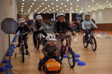 Colas y más colas. Por la mañana y por la tarde. Risas, bailes, sorpresas, frases para apuntar, testimonios para recordar... Miles de personas vivieron este sábado en Expofamily una jornada en familia que superó todas las expectativas de la organización.