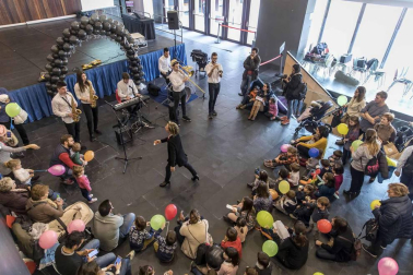 Colas y más colas. Por la mañana y por la tarde. Risas, bailes, sorpresas, frases para apuntar, testimonios para recordar... Miles de personas vivieron este sábado en Expofamily una jornada en familia que superó todas las expectativas de la organización.