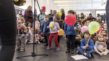 Colas y más colas. Por la mañana y por la tarde. Risas, bailes, sorpresas, frases para apuntar, testimonios para recordar... Miles de personas vivieron este sábado en Expofamily una jornada en familia que superó todas las expectativas de la organización.