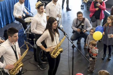 Colas y más colas. Por la mañana y por la tarde. Risas, bailes, sorpresas, frases para apuntar, testimonios para recordar... Miles de personas vivieron este sábado en Expofamily una jornada en familia que superó todas las expectativas de la organización.