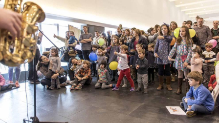 Colas y más colas. Por la mañana y por la tarde. Risas, bailes, sorpresas, frases para apuntar, testimonios para recordar... Miles de personas vivieron este sábado en Expofamily una jornada en familia que superó todas las expectativas de la organización.