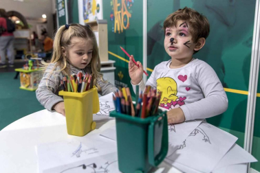Colas y más colas. Por la mañana y por la tarde. Risas, bailes, sorpresas, frases para apuntar, testimonios para recordar... Miles de personas vivieron este sábado en Expofamily una jornada en familia que superó todas las expectativas de la organización.