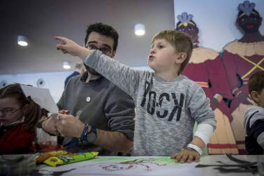 Colas y más colas. Por la mañana y por la tarde. Risas, bailes, sorpresas, frases para apuntar, testimonios para recordar... Miles de personas vivieron este sábado en Expofamily una jornada en familia que superó todas las expectativas de la organización.