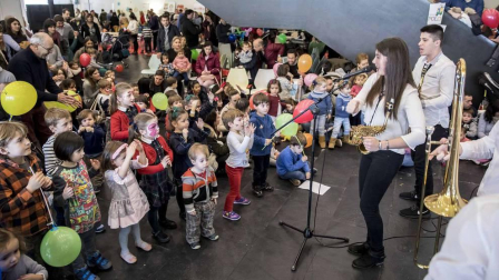 Colas y más colas. Por la mañana y por la tarde. Risas, bailes, sorpresas, frases para apuntar, testimonios para recordar... Miles de personas vivieron este sábado en Expofamily una jornada en familia que superó todas las expectativas de la organización.