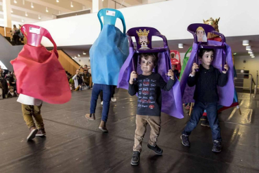 Colas y más colas. Por la mañana y por la tarde. Risas, bailes, sorpresas, frases para apuntar, testimonios para recordar... Miles de personas vivieron este sábado en Expofamily una jornada en familia que superó todas las expectativas de la organización.