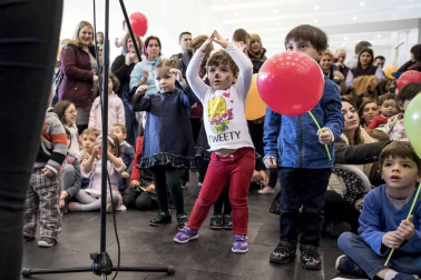 Colas y más colas. Por la mañana y por la tarde. Risas, bailes, sorpresas, frases para apuntar, testimonios para recordar... Miles de personas vivieron este sábado en Expofamily una jornada en familia que superó todas las expectativas de la organización.