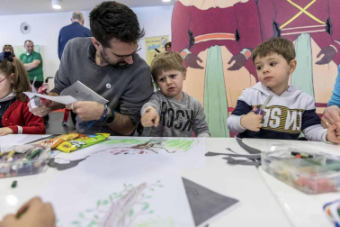 Colas y más colas. Por la mañana y por la tarde. Risas, bailes, sorpresas, frases para apuntar, testimonios para recordar... Miles de personas vivieron este sábado en Expofamily una jornada en familia que superó todas las expectativas de la organización.