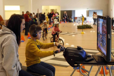 Colas y más colas. Por la mañana y por la tarde. Risas, bailes, sorpresas, frases para apuntar, testimonios para recordar... Miles de personas vivieron este sábado en Expofamily una jornada en familia que superó todas las expectativas de la organización.