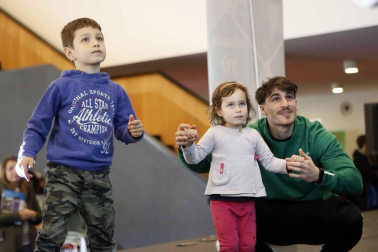 Colas y más colas. Por la mañana y por la tarde. Risas, bailes, sorpresas, frases para apuntar, testimonios para recordar... Miles de personas vivieron este sábado en Expofamily una jornada en familia que superó todas las expectativas de la organización.