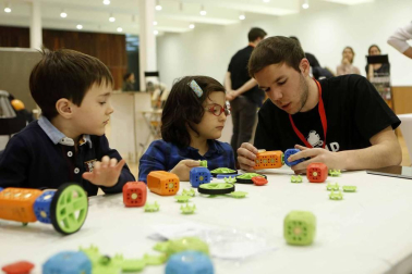 Colas y más colas. Por la mañana y por la tarde. Risas, bailes, sorpresas, frases para apuntar, testimonios para recordar... Miles de personas vivieron este sábado en Expofamily una jornada en familia que superó todas las expectativas de la organización.