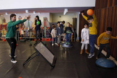 Colas y más colas. Por la mañana y por la tarde. Risas, bailes, sorpresas, frases para apuntar, testimonios para recordar... Miles de personas vivieron este sábado en Expofamily una jornada en familia que superó todas las expectativas de la organización.