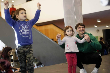 Colas y más colas. Por la mañana y por la tarde. Risas, bailes, sorpresas, frases para apuntar, testimonios para recordar... Miles de personas vivieron este sábado en Expofamily una jornada en familia que superó todas las expectativas de la organización.