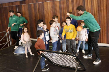 Colas y más colas. Por la mañana y por la tarde. Risas, bailes, sorpresas, frases para apuntar, testimonios para recordar... Miles de personas vivieron este sábado en Expofamily una jornada en familia que superó todas las expectativas de la organización.