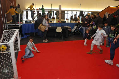 Colas y más colas. Por la mañana y por la tarde. Risas, bailes, sorpresas, frases para apuntar, testimonios para recordar... Miles de personas vivieron este sábado en Expofamily una jornada en familia que superó todas las expectativas de la organización.